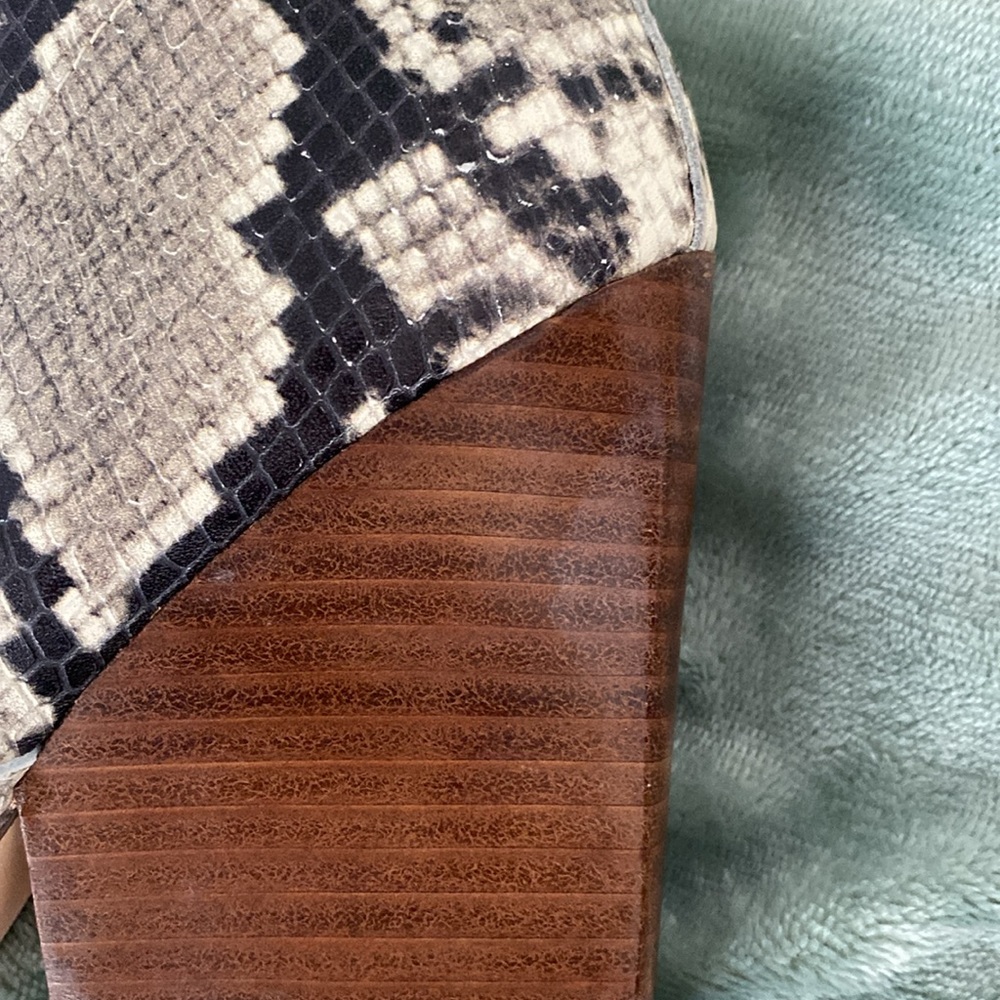 Bleecker & Bond “Kailey” Faux Snake Skin Wedge Leather Booties Women’s Size 8 - Picture 8 of 8